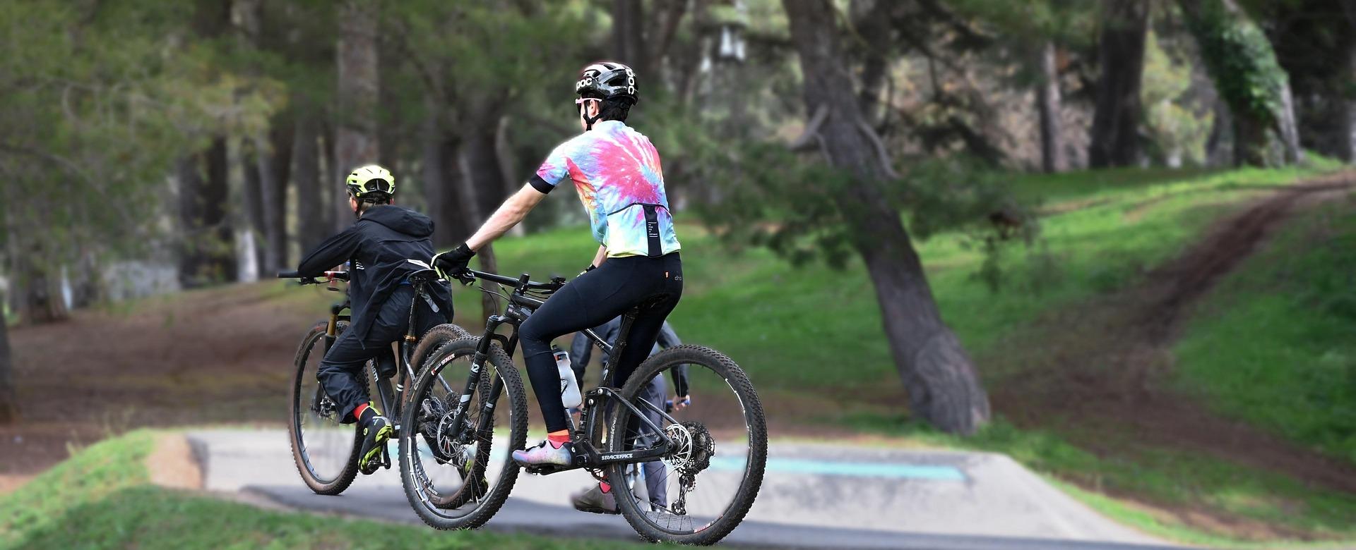 Fahrradausrüstungsgeschäft -Fahrradausrüstungsgeschäft cyclist 8693890 1920